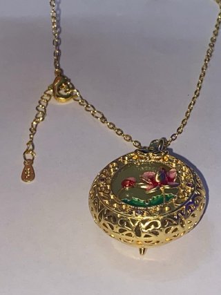 Collar con colgante de flor de loto