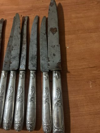 Lotti di 7 coltelli da tavola antichi in argento Meneses stile L