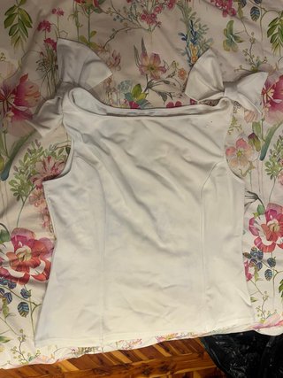 Camiseta blanca con lazos en los hombros