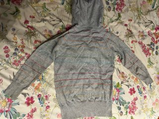 Jersey gris con rayas de colores