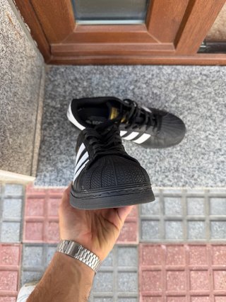 Adidas Superstar Negras y Blancas 43 1/3