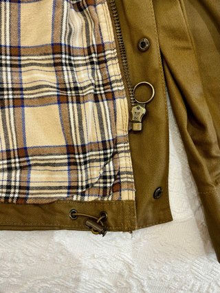 Cazadora encerada tipo Barbour.