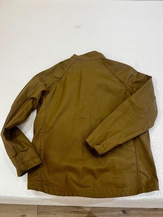 Cazadora encerada tipo Barbour.