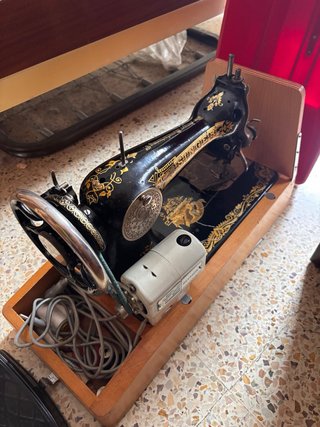 Máquina de coser Singer con pedal y maleta