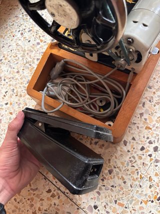 Máquina de coser Singer con pedal y maleta
