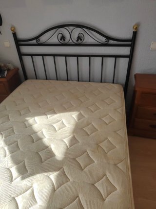 Cama doble con estructura metálica