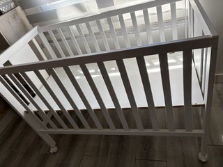 Cuna de bebé blanca con osito