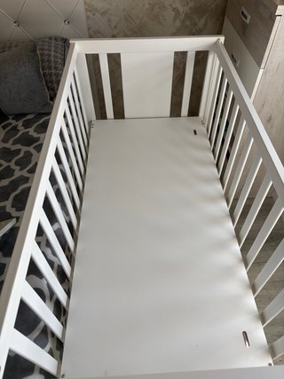 Cuna de bebé blanca con osito
