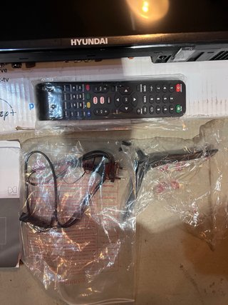 TV Hyundai HTV3200A 32" (Avariada/Peças) + Comando