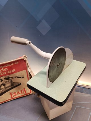 Antiguo cortador de fiambre marca Esaza en su caja
