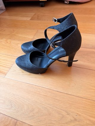 Tacones negros brillantes con tira