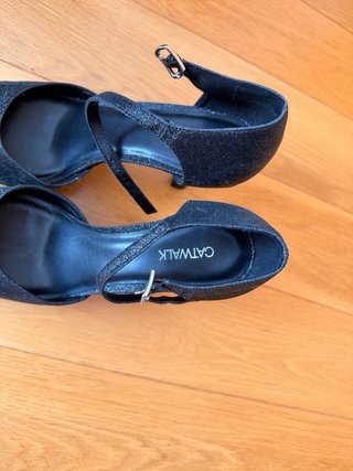 Tacones negros brillantes con tira