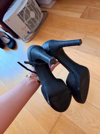 Tacones negros brillantes con tira