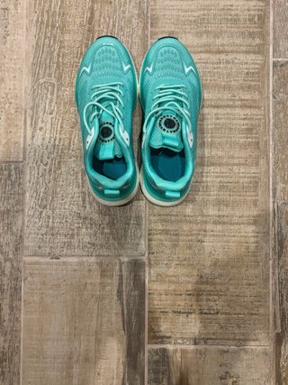 Zapatillas deportivas turquesa y blancas