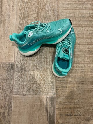 Zapatillas deportivas turquesa y blancas