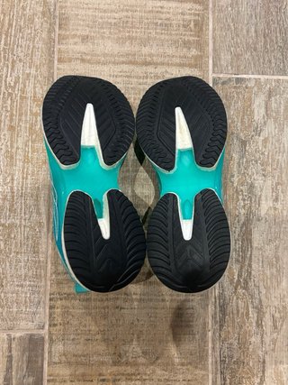 Zapatillas deportivas turquesa y blancas