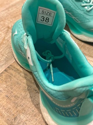 Zapatillas deportivas turquesa y blancas