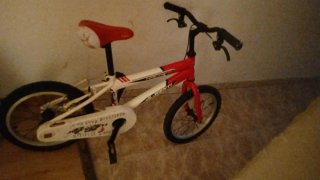 Bicicleta infantil BMX roja y blanca