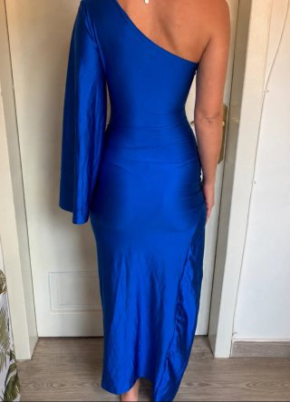 Vestido asimétrico azul eléctrico de Pura Vida