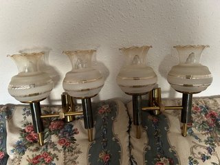 Lámparas de pared doradas y transparentes