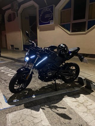 VOGE 125r Negra Moto Naked