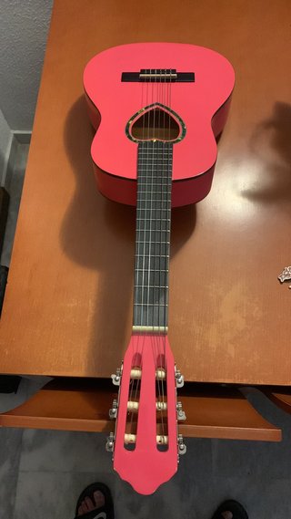 Guitarra rosa pequeña con forma de corazón