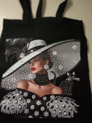 Bolso negro con diseño de mujer y gato