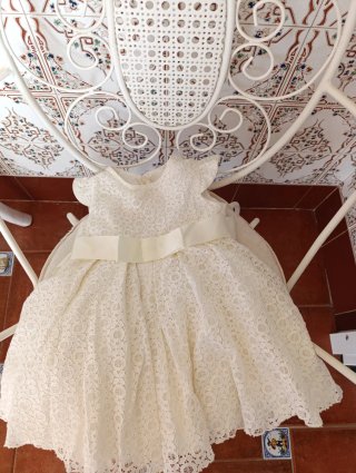 Vestido de niña crema encaje