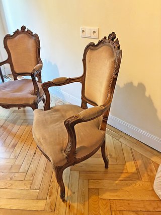 Butaca clásica de madera y tela.