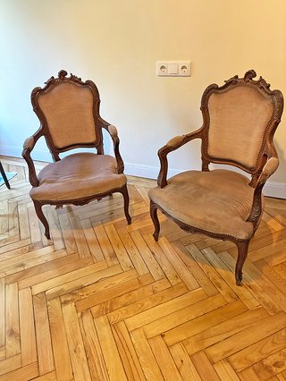 Butaca clásica de madera y tela.
