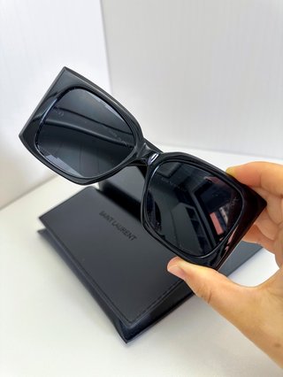 Yves Saint Laurent negras y doradas