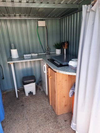 Se alquila parcela con baño y cocina para Camper