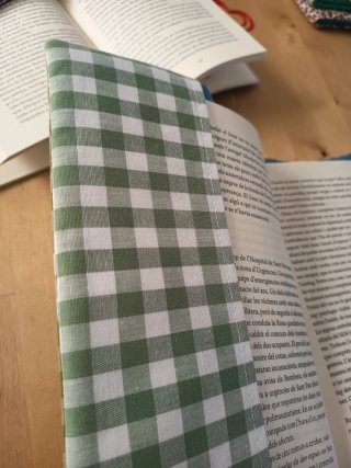 Funda de libro con botón y goma