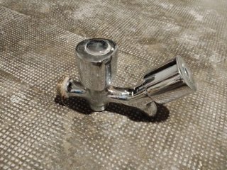Grifo de metal plateado