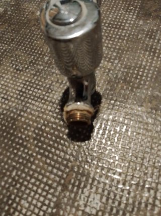 Grifo de metal plateado