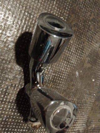 Grifo de metal plateado