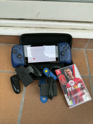 Nintendo Switch con accesorios y juego FIFA 18