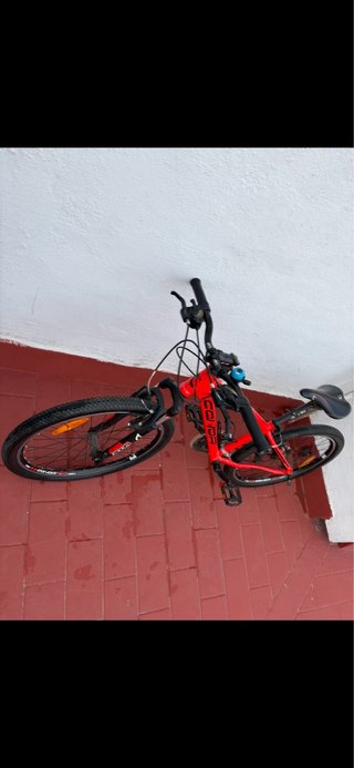 Bicicleta de montaña Conor roja