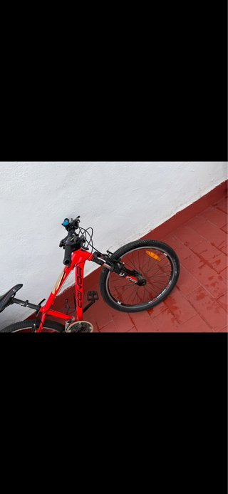 Bicicleta de montaña Conor roja