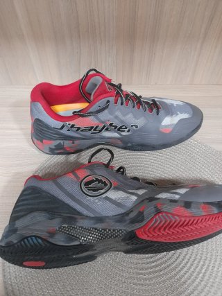 Zapatillas pádel Jhayber grises y rojas