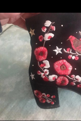 Stivaletti neri ricamati con uccelli e fiori