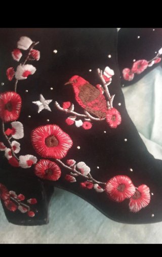 Stivaletti neri ricamati con uccelli e fiori