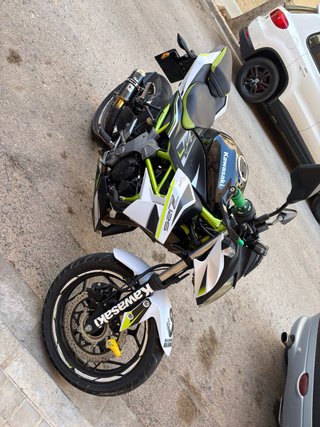 Kawasaki Z125 Naked Negra y Verde
