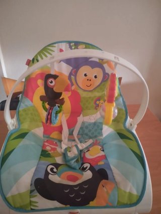 Mecedora para bebé con arco de juegos