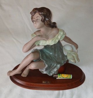 Figura Tengra de porcelana mujer sentada