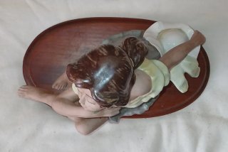 Figura Tengra de porcelana mujer sentada