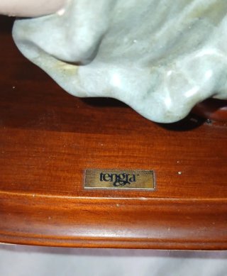 Figura Tengra de porcelana mujer sentada