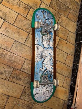 Skate de madera con ruedas