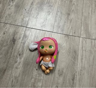 Muñeco llorón con capucha rosa. Bellies