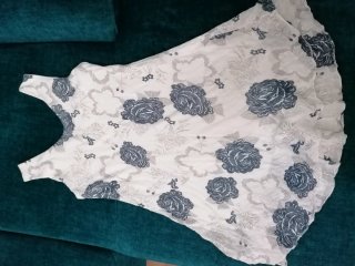 Vestito estivo fresco con rose